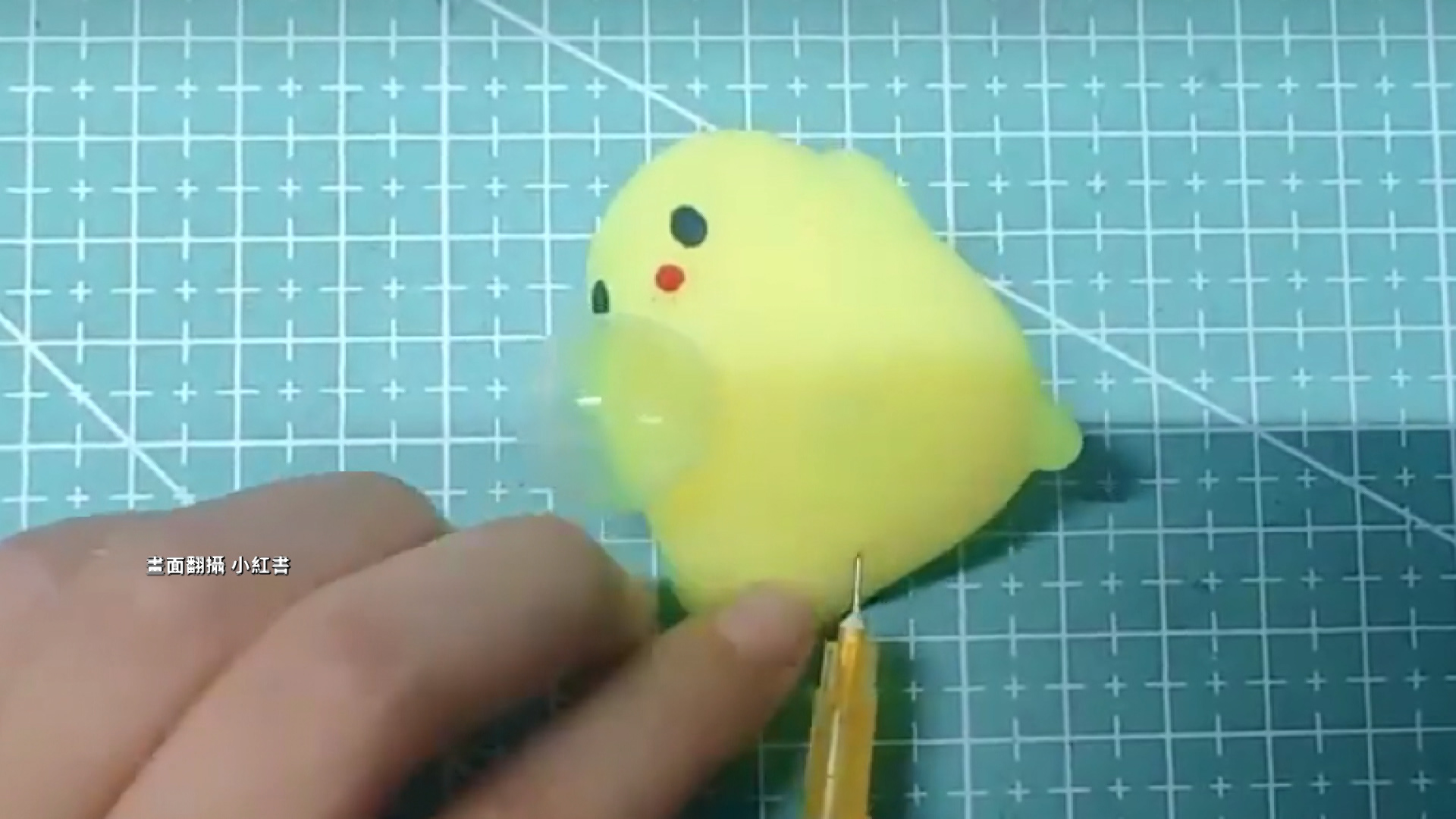 A dangerous toy disguised as a cute chicken. (Photo: screenshot from Xiaohongshu)