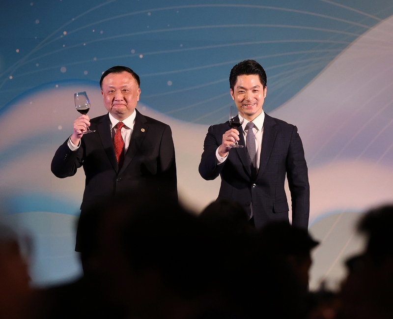 Taipei Mayor Chiang Wan-an with Shanghai Deputy Mayor Hua Yuan giving a toast to the attendees of the Twin City Forum. (Photo: CNA)