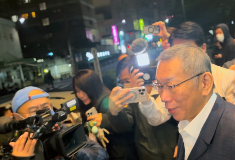 Ko Wen-je thanked people while exiting the hospital where he visited his father after posting bail on December 30. (Photo: CNA)