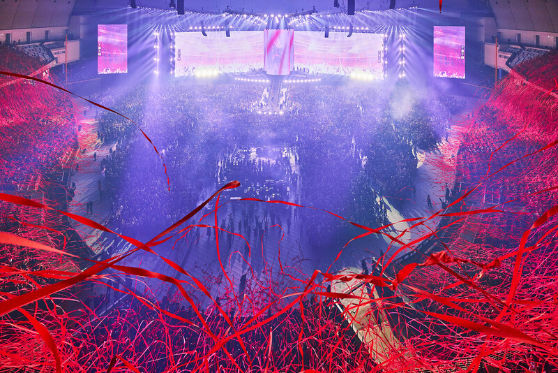 A-mei (張惠妹) held a New Year's Eve concert where she invited the 40,000 audience members to throw a red ribbon to welcome in the new year at midnight (pictured). The jumping and dancing at her previous concert caused tremors in the nearby area alike to that of a small earthquake. (Photo: CNA)