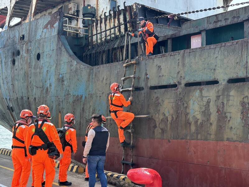 The Coast Guard intercepted and detained a "Hong Tai" cargo ship suspected of damaging one of Taiwan's submarine cables. (Photo: CNA)