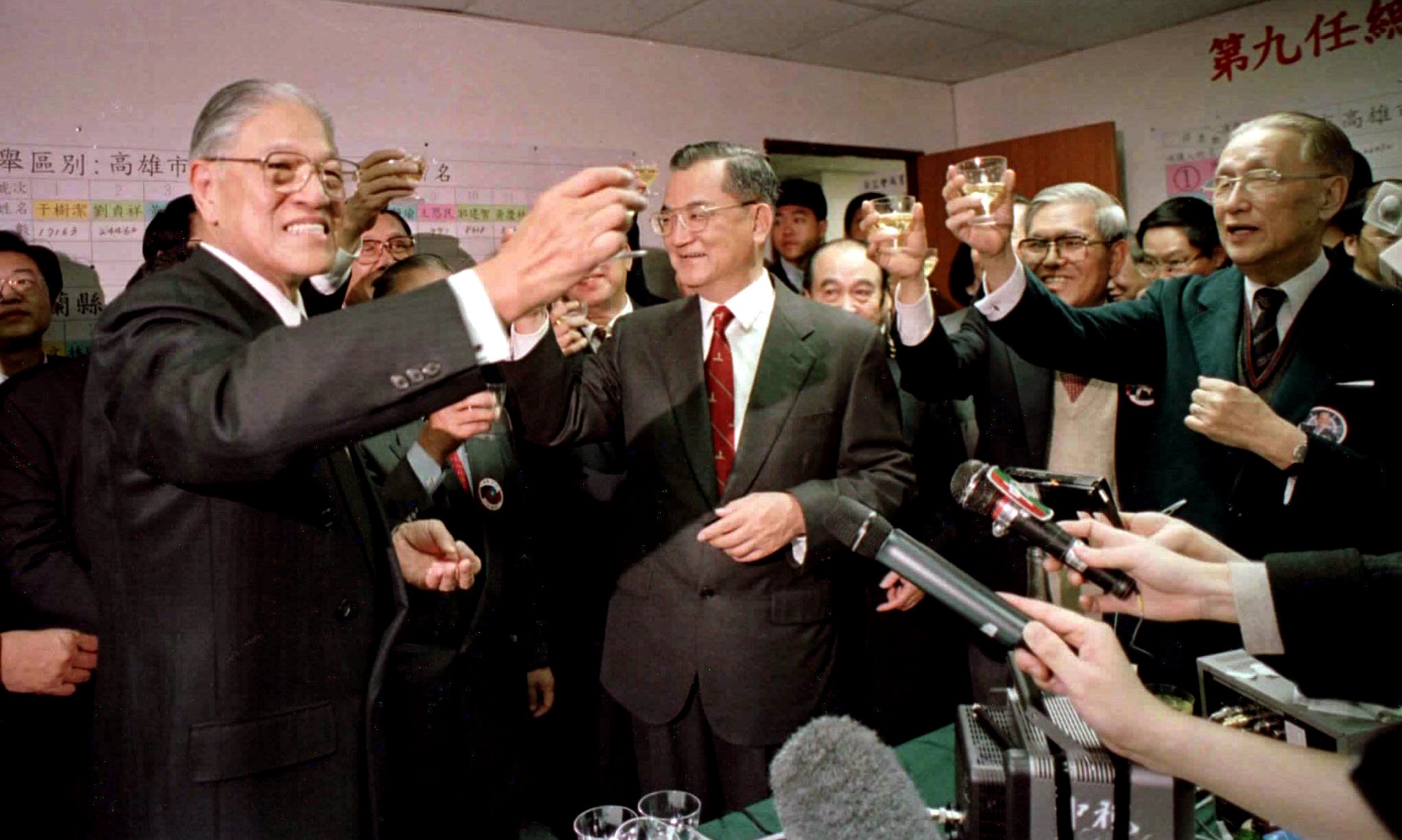 President Lee Teng-hui after winning Taiwan's first ever direct presidential elections on March 23, 1996. (Photo: Reuters)