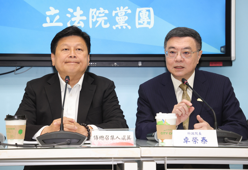 Premier Cho Jung-tai (right) meets with KMT legislative caucus whip Fu Kun-chi (left) regarding the NT$410 billion special budget proposal this Monday. (Photo: CNA)