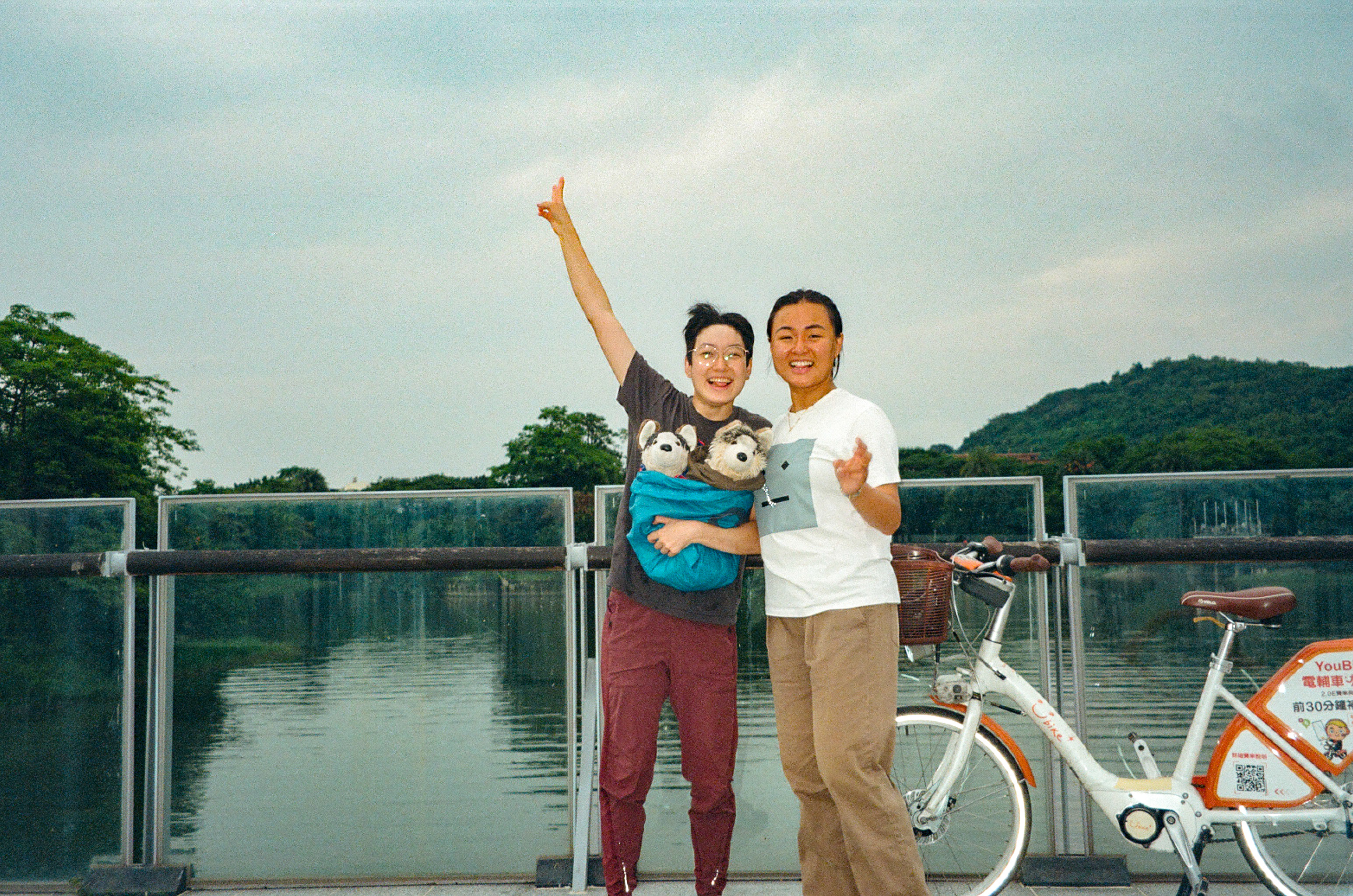 Patty Pi with a friend exploring Kaohsiung City's Lotus Pond. (Photo: Patty Pi)