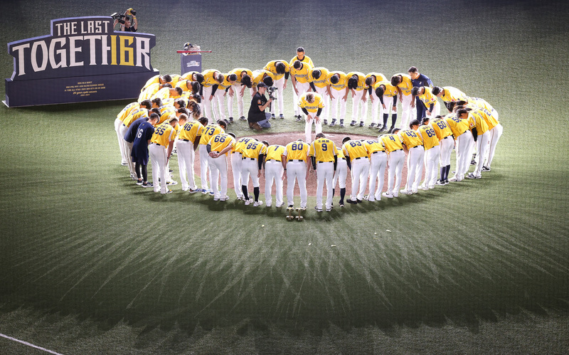 La plantilla de los CTBC Brothers agradecen y despiden al veterano beisbolista Chou Szu-chi (周思齊). (Foto: CNA)