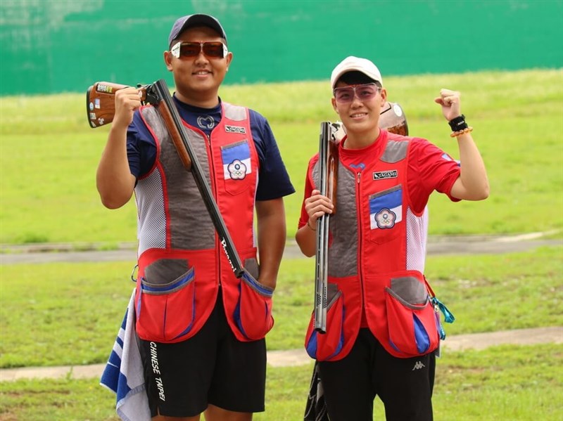 Yang Kun-pi (楊昆弼, izqda.) y Liu Wan-yu (劉宛渝) fueron los ganadores del evento de tiro modalidad fosa (trap) dobles mixto en el Grand Prix Internacional de Taipéi. (Foto: Asociación Taiwanesa de Tiro)