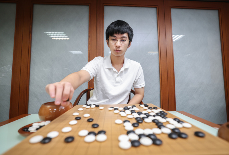 El taiwanés Hsu Hao-hung (許皓鋐) se ha coronado campeón de todos los ocho campeonatos de go profesional celebrados este año en el país. Una hazaña que no ocurría desde el año 2000. (Foto: CNA)