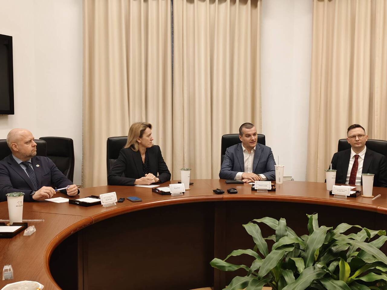 Expertos extranjeros invitados por instituto de seguridad taiwanés para discutir la situación internacional (Foto: Rti)