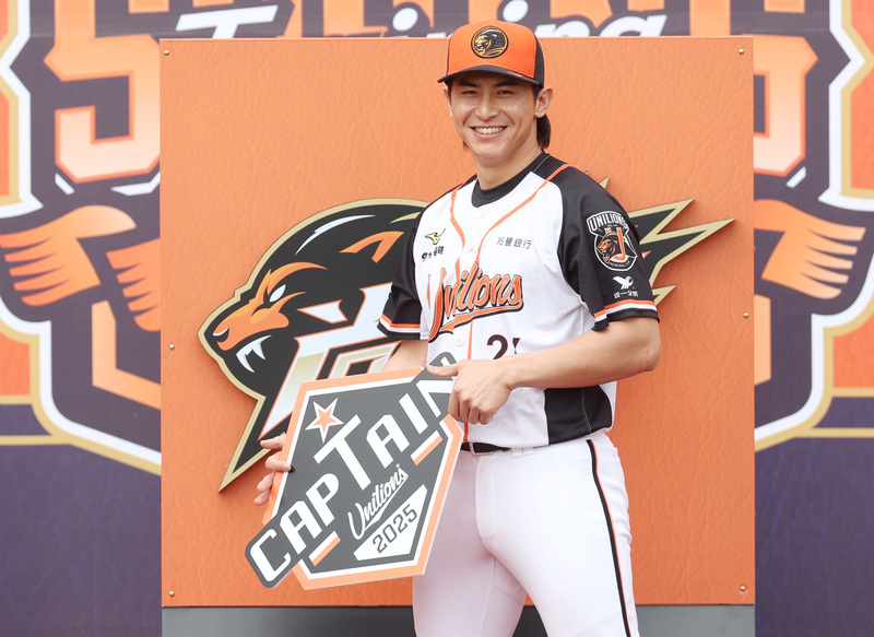 El beisbolista taiwanés Chen Chieh-hsien (陳傑憲), conocido como «Capitán Taiwán», firma un nuevo contrato con su equipo, los Leones Uni-President, por un periodo de 10 años y una remuneración total de aproximadamente USD 6 millones. (Foto: CNA)