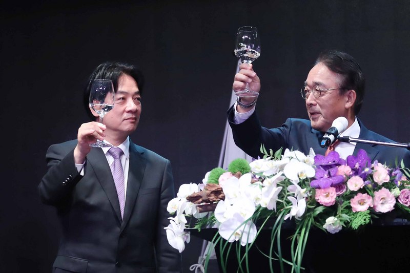 Le Vice-Président Lai Ching-te et le directeur de l'Association d'échanges Taïwan-Japon lors de la cérémonie organisée à l'occasion de l'anniversaire de l'empereur du Japon (photo : CNA)