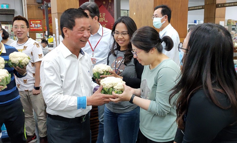 Le maire de Taitung offre des choux-fleurs pour la Saint-Valentin (photo CNA)