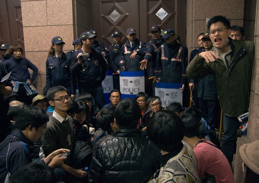 Le 23 mars 2014, des participants au Mouvement des Tournesols essaient d'occuper les bureaux du gouvernement (archive internet)