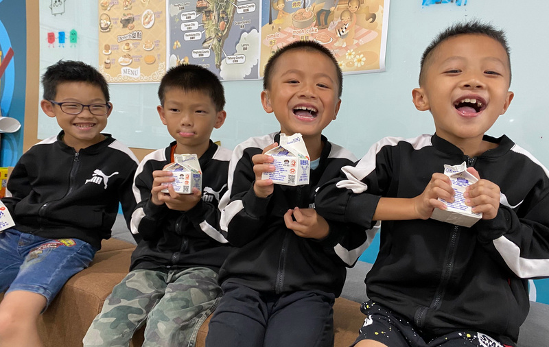 Des enfants qui boivent du lait (photo : comté de Chiayi)