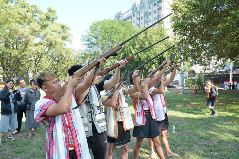En 2021, des jeunes Bunun protestent contre une interprétation de la Cour constitutionnelle sur la pratique de la chasse chez les autochtones (photo remise par Savungaz Valincinan)
