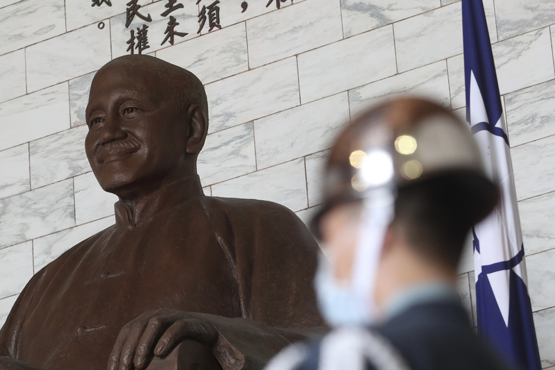 Statue en bronze de l'ancien Président Chiang Kai-shek au Mémorial éponyme (photo : CNA)