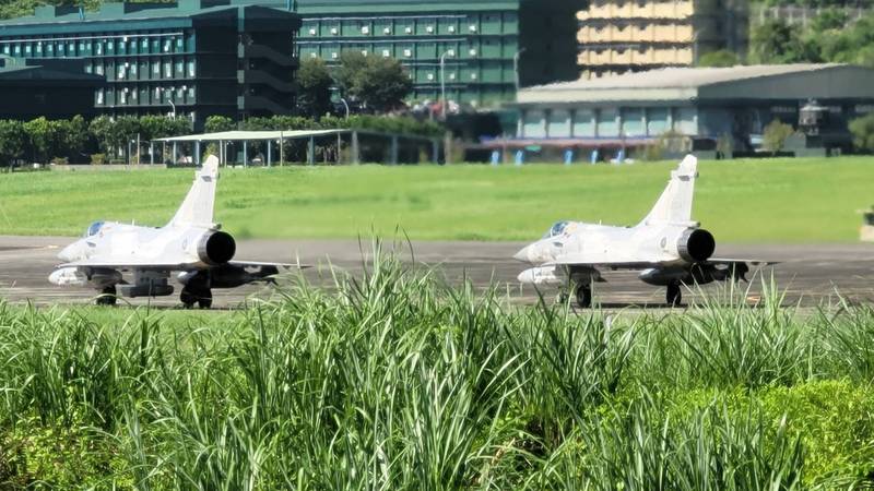 Mirages 2000 au sol à la base de Hualien pendant les 37e exercices Han Kuang (photo CNA)