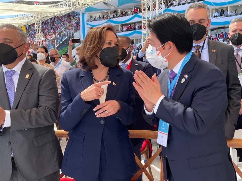 L'actuel Président Lai Ching-te a eu un bref échange avec Kamala Harris en marge de l’investiture de la Présidente du Honduras, Xiomara Castro début 2022, alors qu’il était à l’époque Vice-Président (photo : CNA)