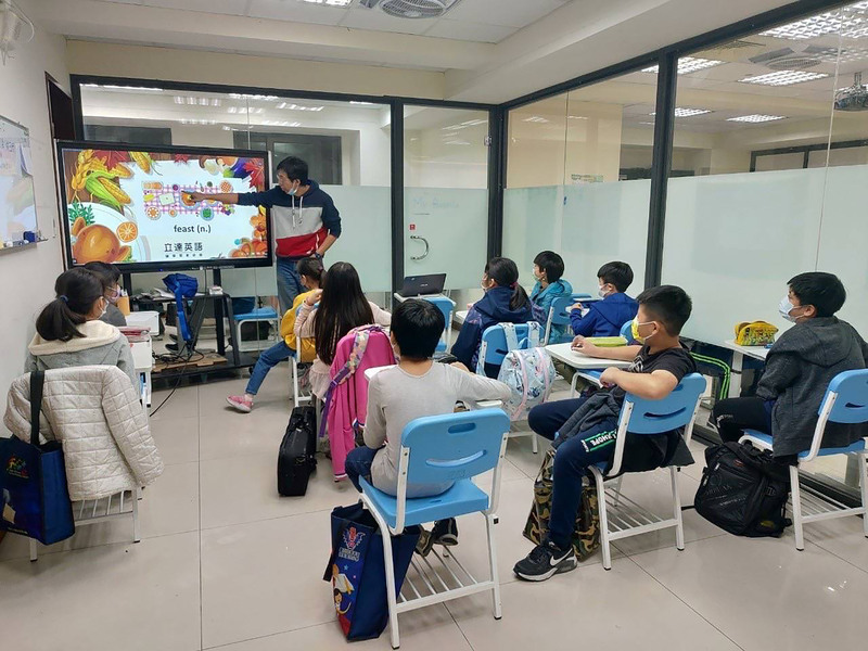 Cours du soir de l'enseignement de l'anglais (Photo CNA)
