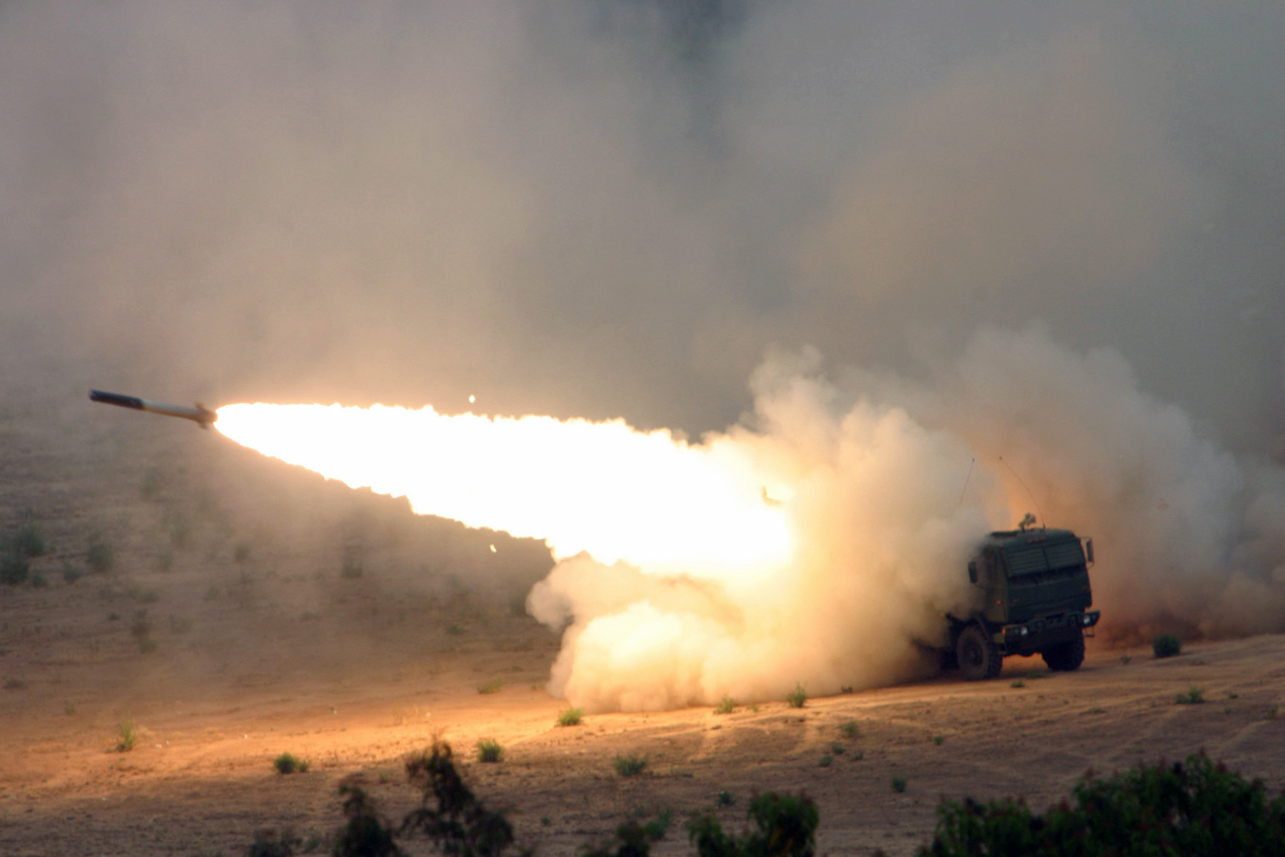 Le système de roquettes multiples du système de tir de précision à longue portée HIMARS est un exemple d'armes offensives (photo : site officiel de l'US Marine Corps)