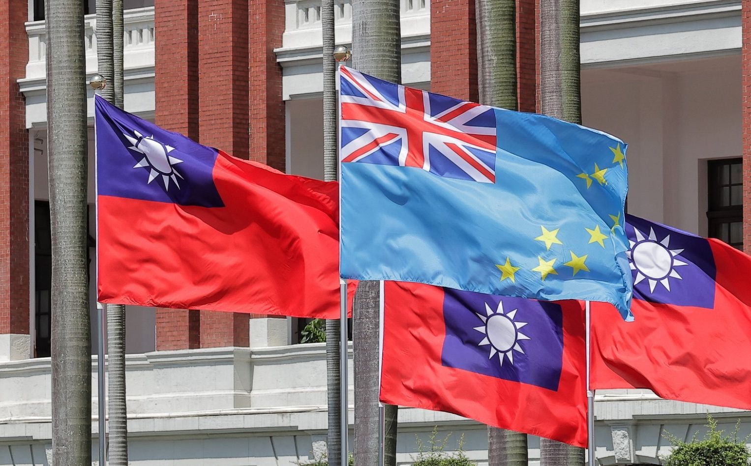 Drapeaux de la République de Chine - Taïwan et de Tuvalu (photo : présidence de Taïwan)
