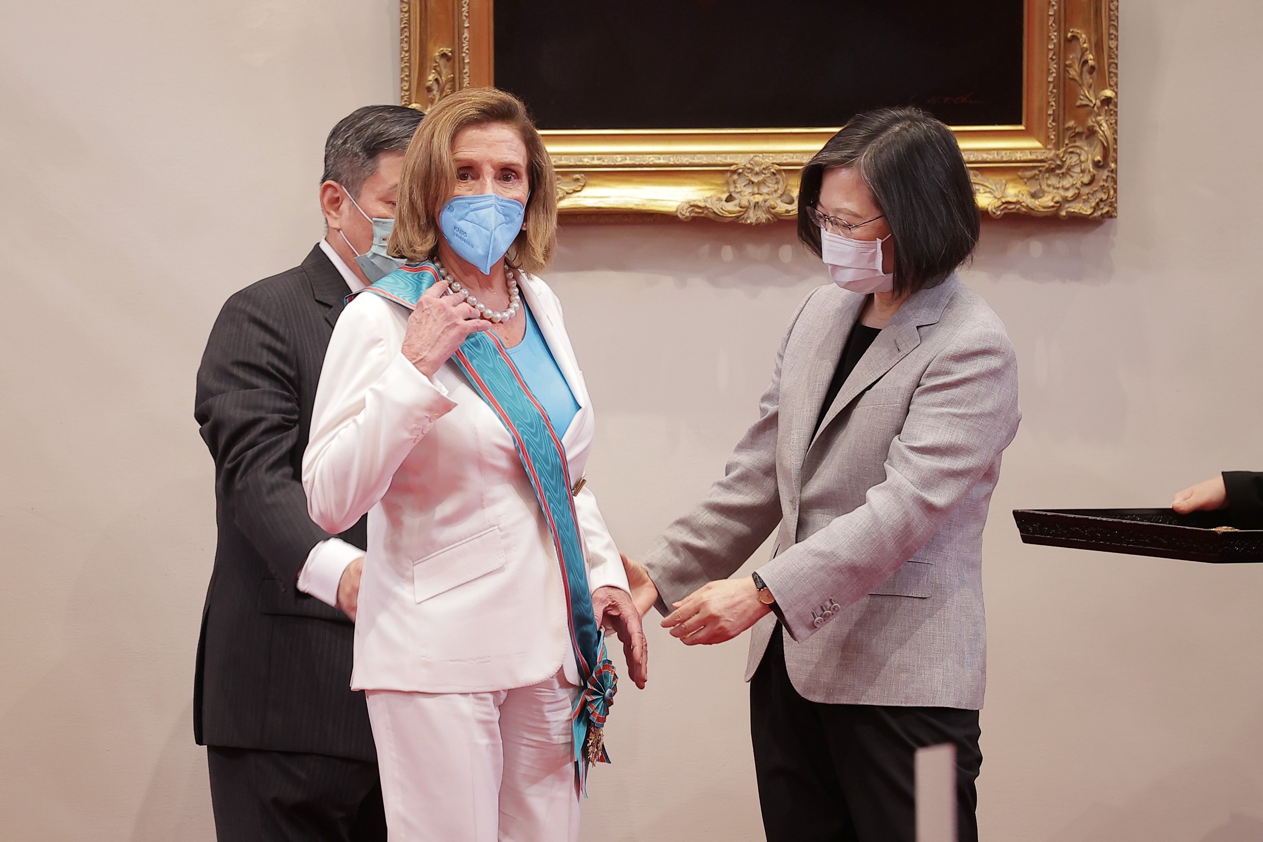 Nancy Pelosi décorée par Tsai Ing-wen lors de sa visite à Taïwan du 2 au 3 août 2022 (Photo Palais présidentiel)