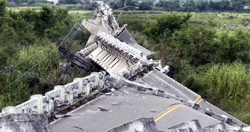Destruction du pont de Gongliao dans le comté de Hualien suite au séisme du 18 septembre 2022 (archive CNA)