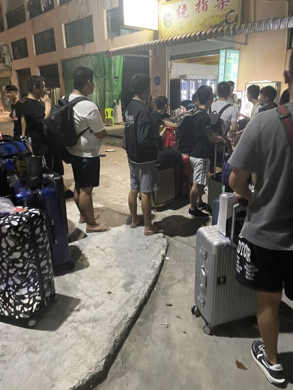 Les travailleurs s'apprêtent à quitter le Cambodge (Photo CNA)