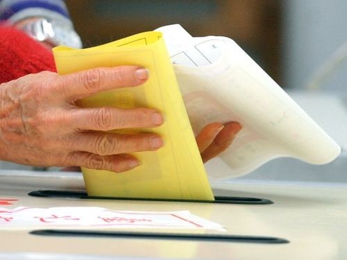 Les jeunes se rendent moins aux urnes que les personnes plus âgées, en moyenne (photo d'illustration, archive CNA)