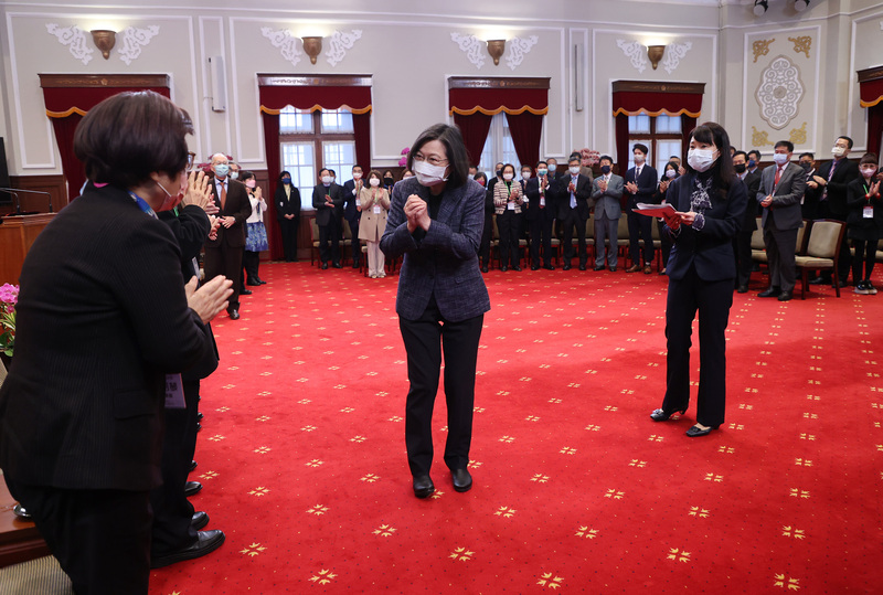 La Présidente Tsai Ing-wen salue les lauréats du 4e Prix national de Protection de l'environnement dans les entreprises (Photo : CNA)