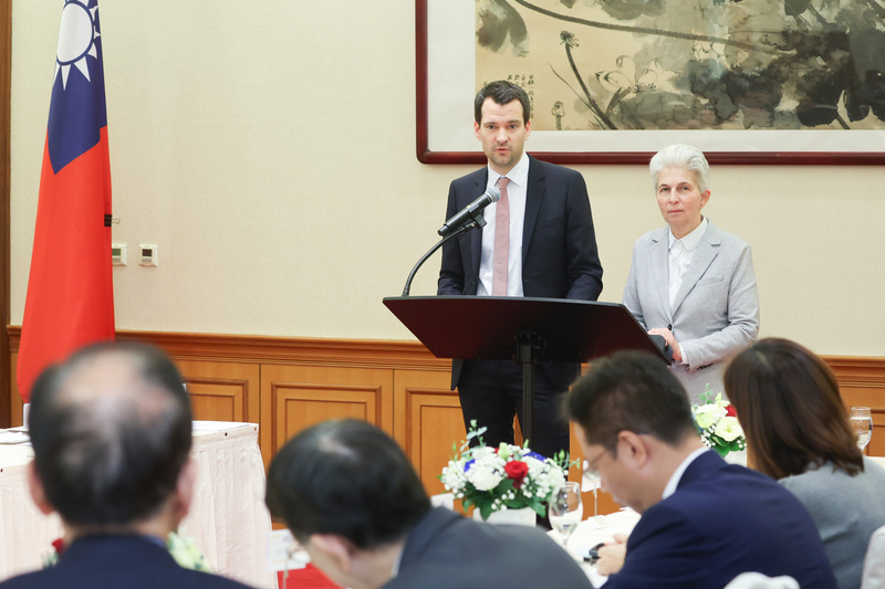 Marie-Agnes Strack-Zimmermann (droite), présidente de la commission de la défense du Parlement allemand, et Johannes Vogel (gauche), vice-président du parti libéral-démocrate allemand (FDP), mènent conjointement une visite à Taïwan de hauts membres de la commission de la défense, des affaires étrangères et des droits de l'homme. Ils se sont rendus au Yuan législatif le 9 janvier. (photo : CNA)