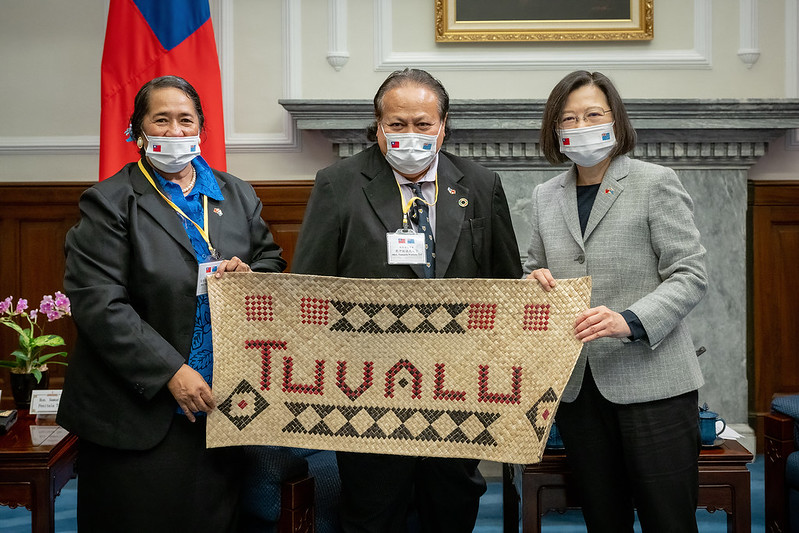 La Présidente Tsai Ing-wen (蔡英文) a reçu le Président de l'Assemblée nationale de Tuvalu, Samuelu Penitala Teo (centre) le 9 janvier. (photo fournie par le Palais présidentiel)