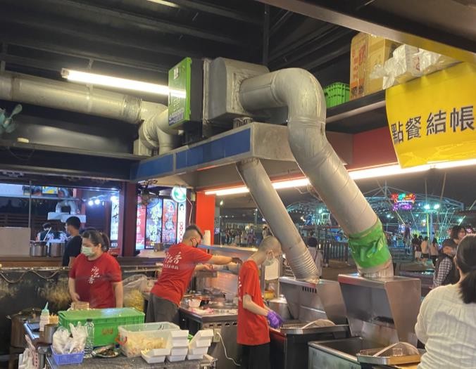 Hotte dans le marché nocturne Rongxing Garden, à Shulin (photo : EPA)