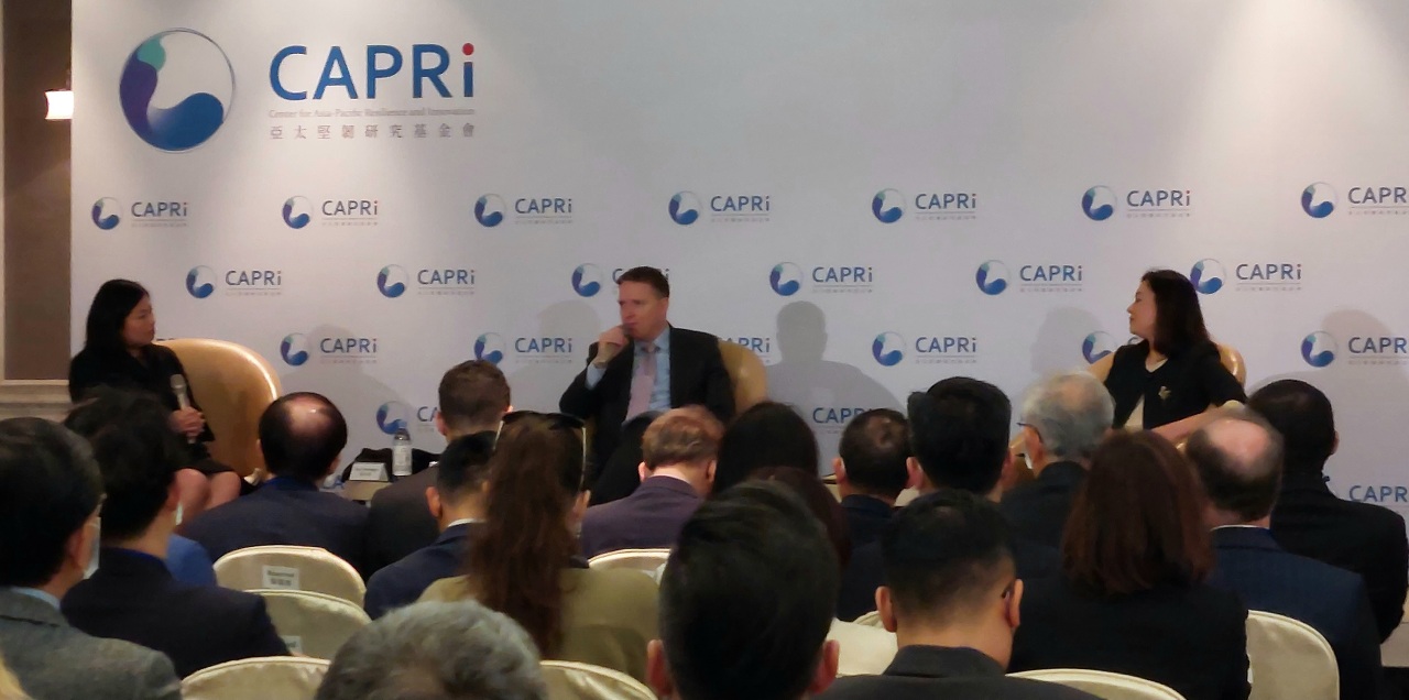 Matt Pottinger (au centre) et Yen Pottinger (à d.) en conférence (photo, RTI/Liu)