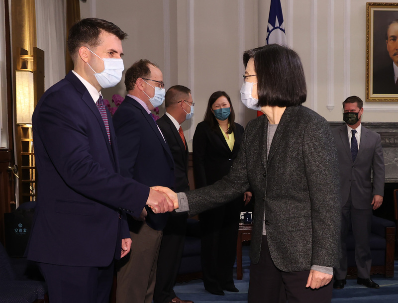 La présidente Tsai reçoit l'ancien vice-secrétaire d'Etat américain Randall Schriver (photo, CNA)