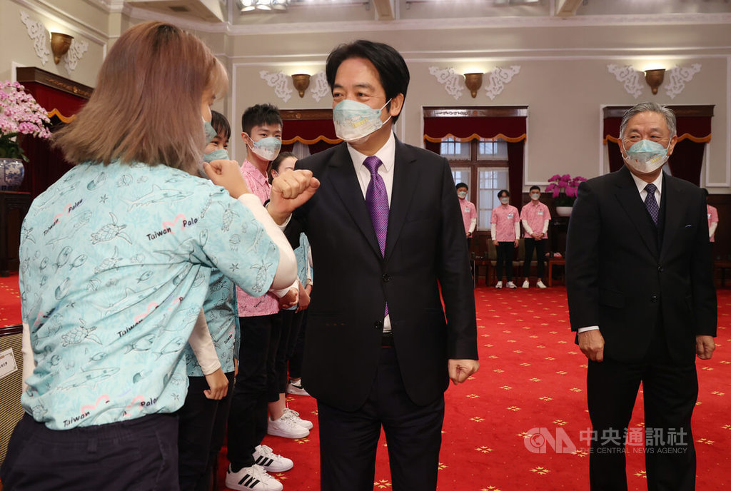 Le vice-président Lai Ching-te (賴清德) (gauche) et le ministre adjoint des Affaires étrangères Tien Chung-kwang (田中光) (droite) ont reçu le 16  une délégation du programme d'échange des jeunes ambassadeurs au palais présidentiel. (photo : CNA)
