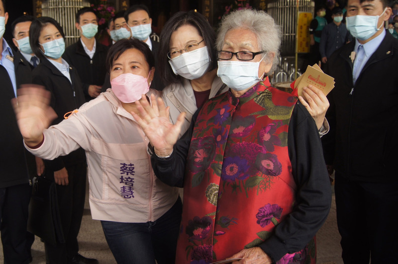 La présidente Tsai Ing-wen (centre), en déplacement dans le comté de Nantou en ce 2e jour de la nouvelle année, s’est rendue au temple pour y brûler de l’encens (photo : CNA)