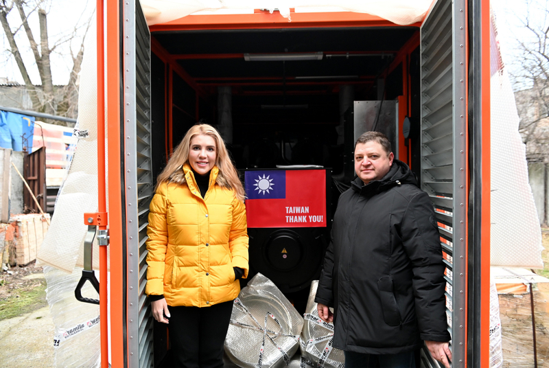 La parlementaire Kira Rudik, à la tête du parti Golos, recevant le premier don de générateurs taïwanais (Photo : CNA)