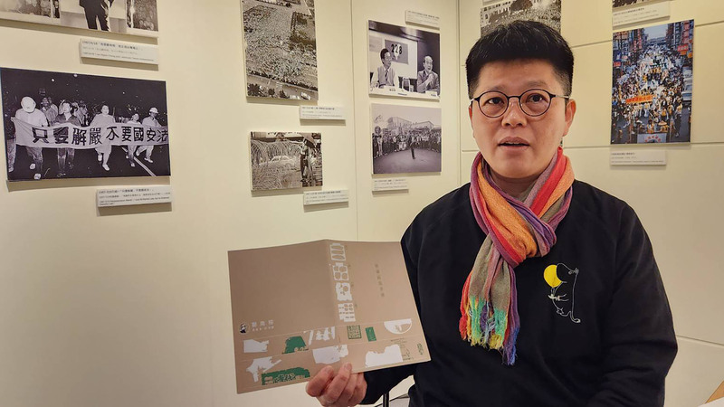 La directrice de la fondation Nylon Cheng, Luna Liu (劉璐娜), présente l'exposition dans les anciens bureaux de rédaction de la revue Freedom Era (photo CNA)