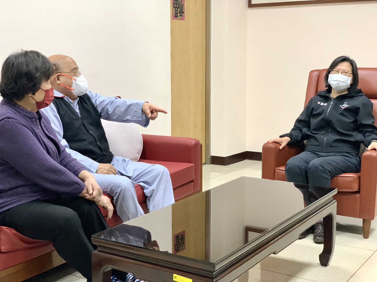 La présidente Tsai Ing-wen (à d.) rend visite à l'ancien Premier ministre Su Tseng-chang (au centre)  à l'Hôpital des vétérans (Facebook Su)