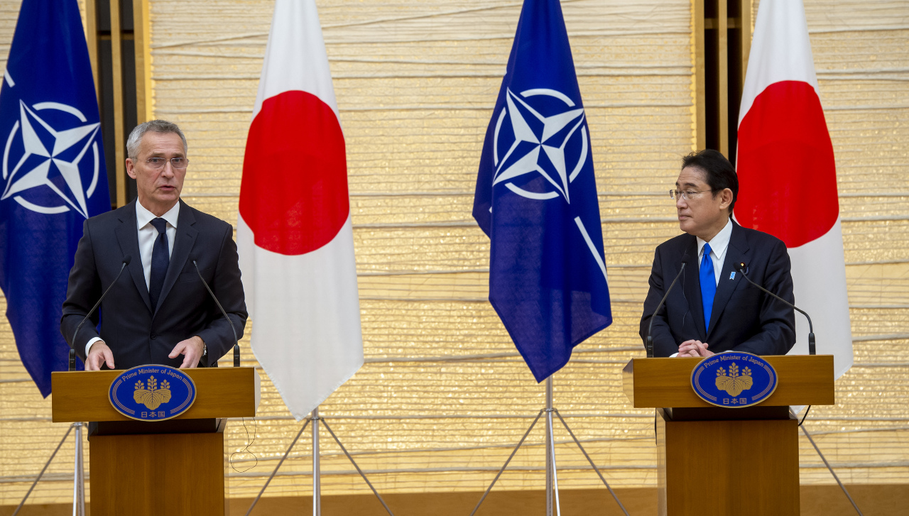 Le secrétaire générale de l'OTAN Jens Stoltenberg (à g.) et le Premier ministre japonais Fumio Kishida (à d.) en conférence de presse conjointe (site OTAN)