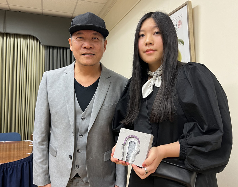 Xiao Qing-yang (蕭青陽) et Hsiao Chun-tien (蕭君恬), père et fille, y ont remporté le Grammy de la Meilleure pochette d'album (photo CNA)