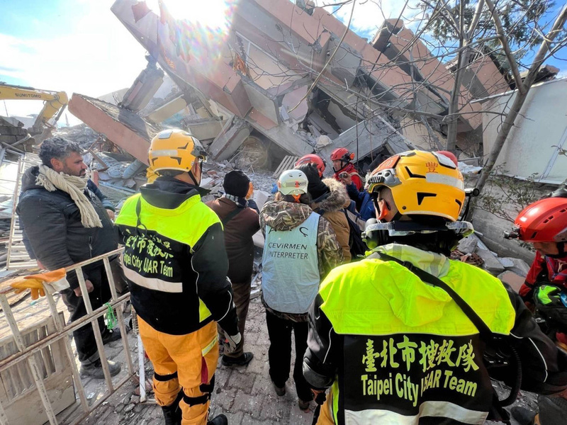 L'équipe des volontaires de la Taipei City Rescue Association est d'ailleurs parvenue à sortir une survivante des décombres d'un bâtiment hier (8 février 2023) soir à 20h40 heure locale (Image : aimable crédit du Bureau des sapeurs-pompiers de la ville de Taipei)