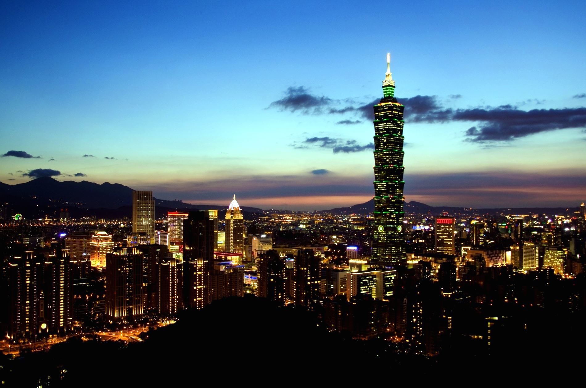 Illustration de bâtiments éclairés dans le quartier d'affaires de Taipei (source pixnio)