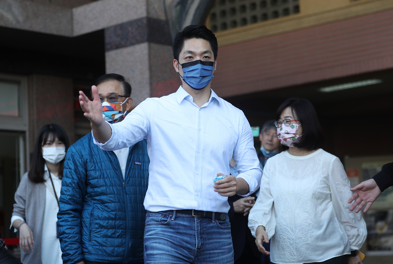 Le maire de Taipei, Jiang Wan-an, au centre (photo : CNA)