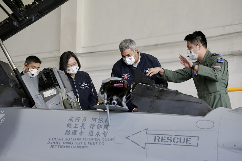 Le président du Paraguay Mario Abdo Benítez invité par Tsai Ing-wen pour inspecter la base aérienne de Hualien (Photo CNA)