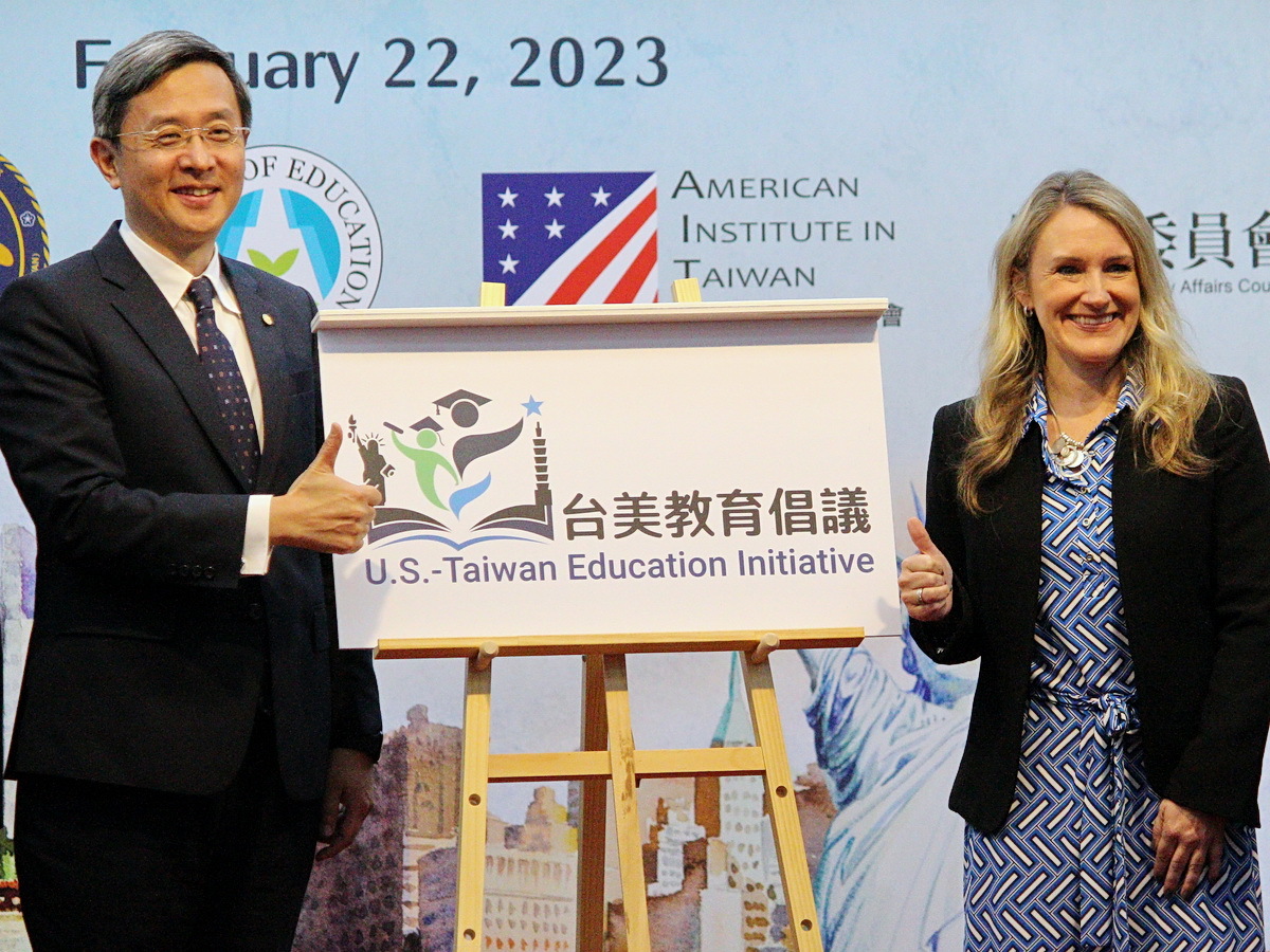 Le dialogue sur l'éducation entre Taïwan et les Etats-Unis dirigé par le vice-ministre taïwanais des Affaires étrangères Roy Lee (à g.) et la sous-secrétaire d’Etat adjointe des Etats-Unis Camille Dawson (à d.) (photo RTI/Wang)