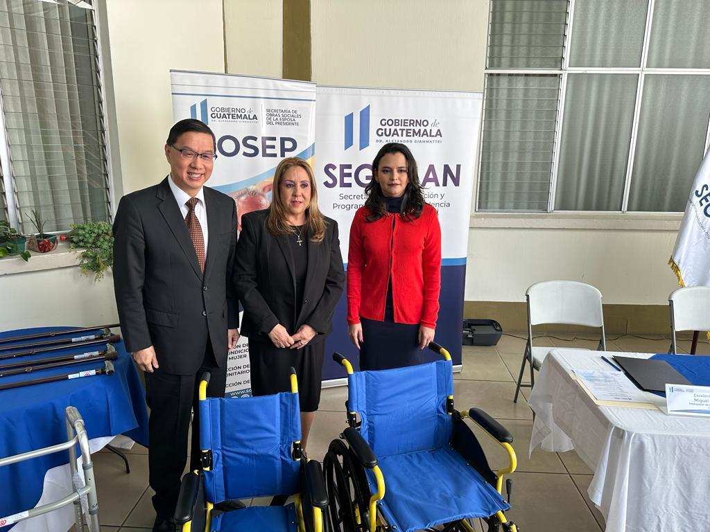 La remise de matériel pour les personnes à mobilité réduite à la directrice du SOSEP Sara Lopez (au c.) par l'ambassadeur taïwanais Miguel Tsao (à g.) (photo ambassade taïwanaise)