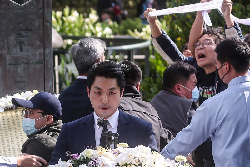 Le discours du maire de Taipei lors de la commémoration 228 interrompu par des manifestants (photo : CNA)