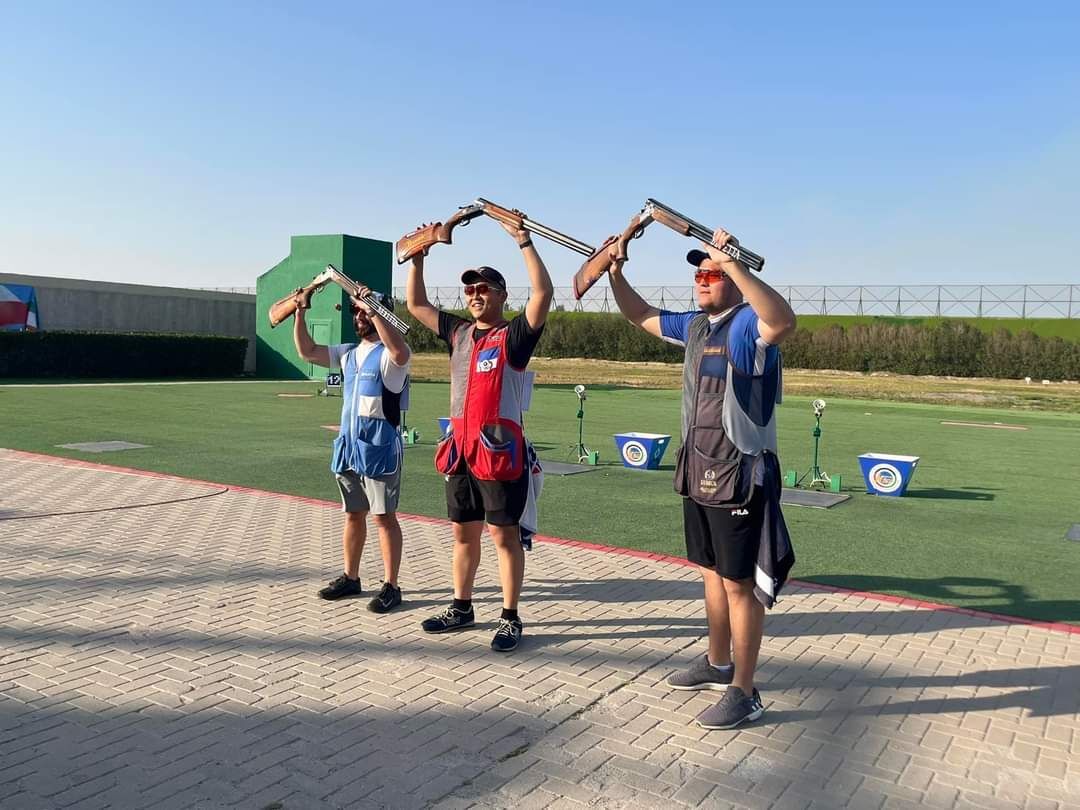 Le tireur Yang Kun-pi (au centre) (photo fournie par la fédération taïwanaise de tir)