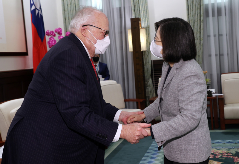 Edwin Feulner Jr., fondateur de la Heritage Foundation, a été reçu aujourd'hui (jeudi 2 mars 2022) par Tsai Ing-wen (蔡英文) au palais présidentiel (Image : CNA)